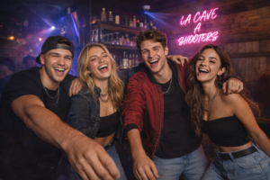 Un groupe d'amis profitant de l'ambiance conviviale à l'ElectroLab Bar Amiens.